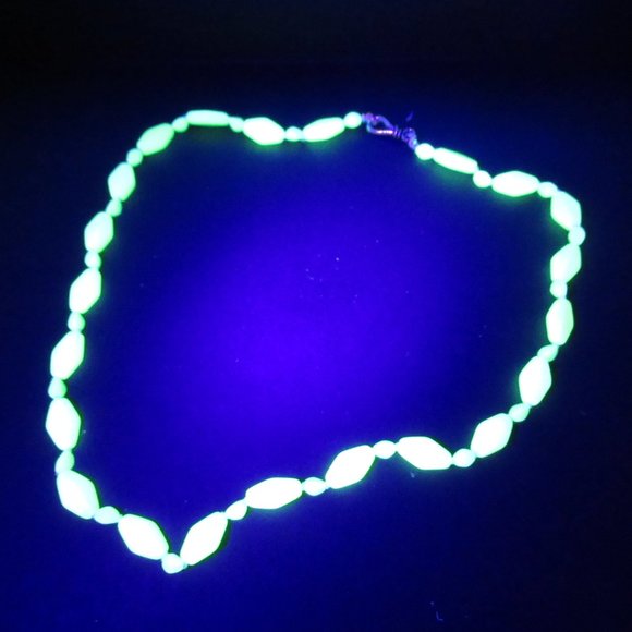 Uranium glass bead necklace - Picture 5 of 10